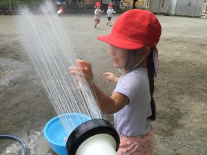 3歳児ちゅうりっぷ組　園庭で思い切り水遊び！