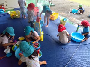 幼児組　水遊びの様子