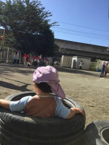 1歳児 すみれ組 戸外遊び