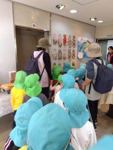 ひまわり組と散歩に行きました。