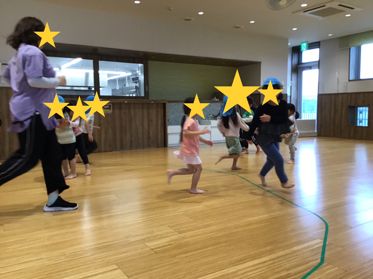 3歳児すみれ組5歳児うみ組 ホールで一緒に