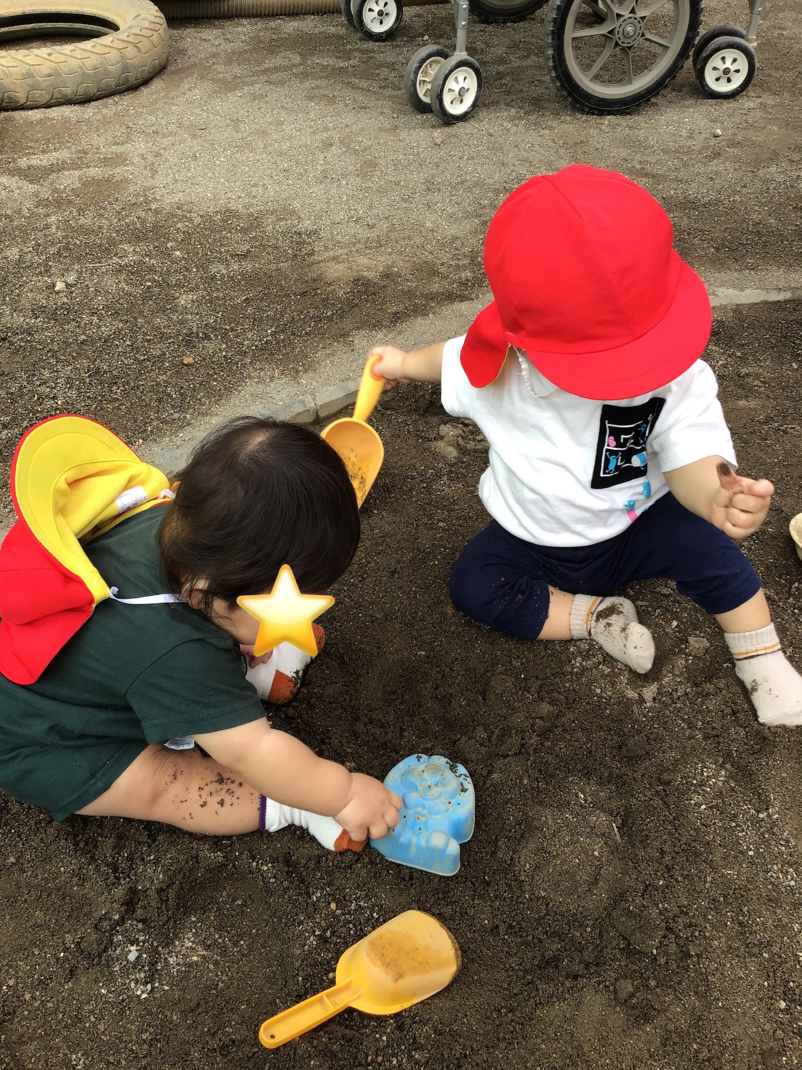 土曜日合同 園庭で泥遊びをしたよ
