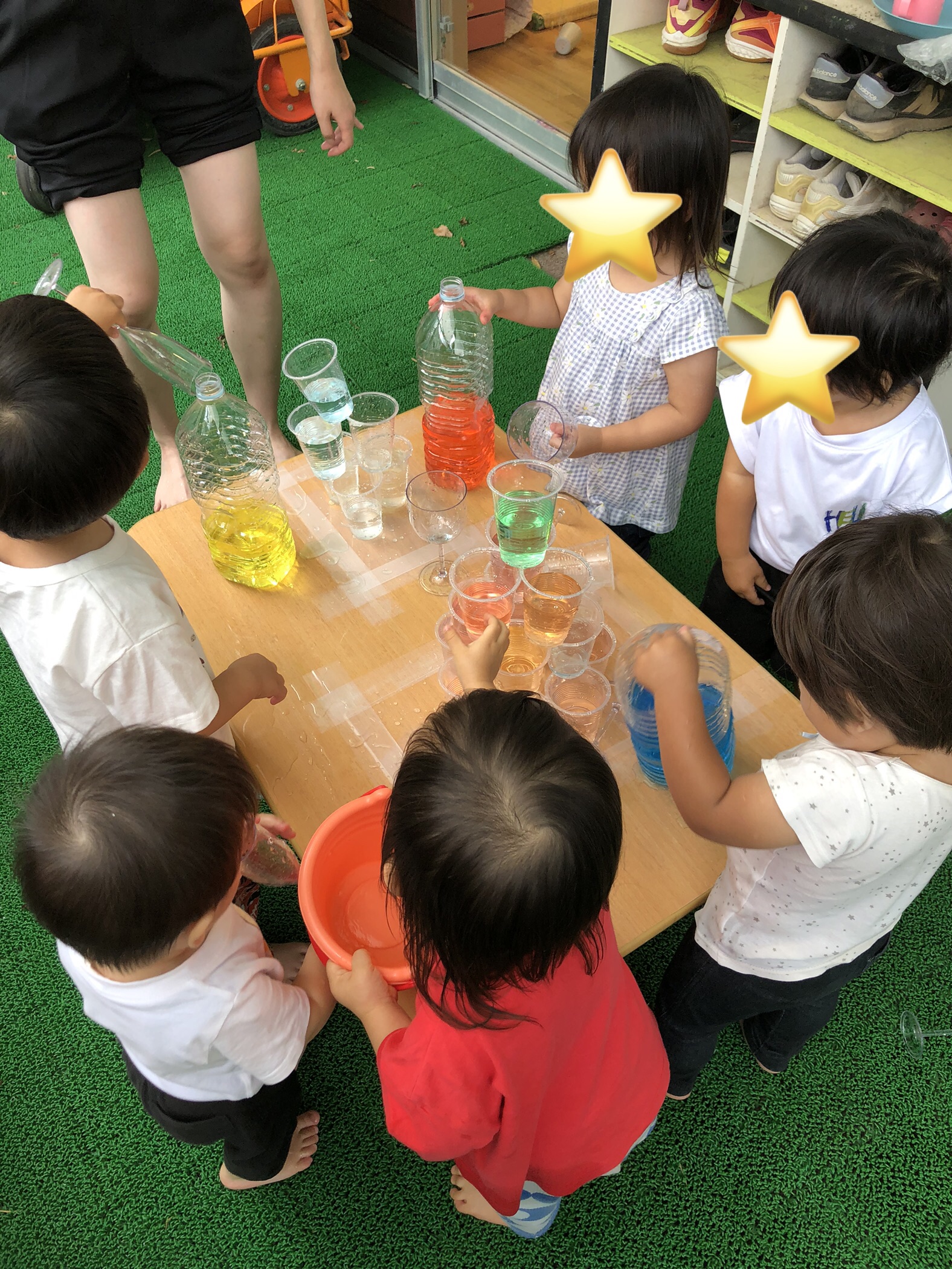 1歳児つき組色水遊びをしたよ
